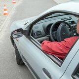 Für ältere Menschen plant die EU nun regelmäßige Fahrtauglichkeitstests. Damit soll die Sicherheit auf den Straßen steigen.