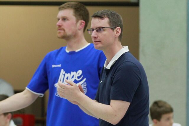 Trainer Christoph Henke von den LippeBaskets applaudiert.