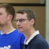 Trainer Christoph Henke von den LippeBaskets applaudiert.