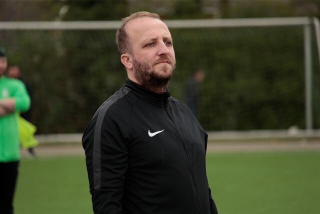 Almir Halilovic, künftiger Trainer der ersten Mannschaft des SuS Oberaden, steht am Spielfeldrand.