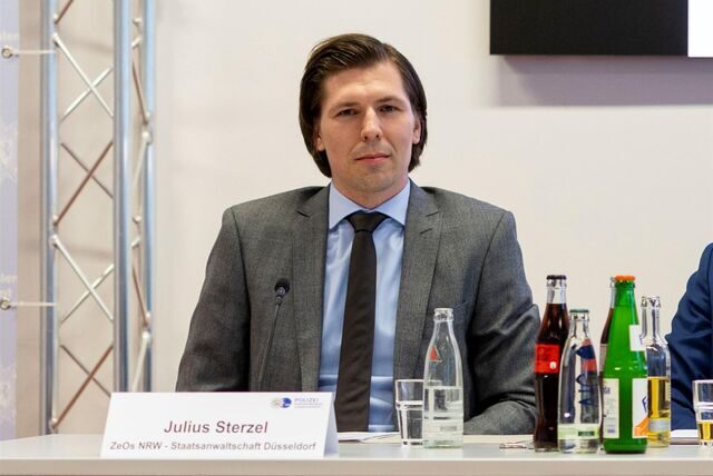 Staatsanwalt Julius Sterzel bei einer Pressekonferenz zur Razzia gegen die Mafia in NRW am Mittwoch. Einen Tag danach äußerte sich der Ermittler zu dem Bergkamener Fall.