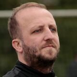 Almir Halilovic, künftiger Trainer der ersten Mannschaft des SuS Oberaden, steht am Spielfeldrand.