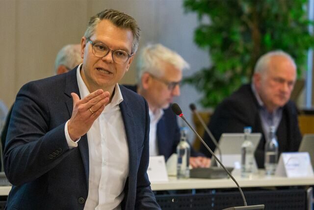 Kreisdirektor und Kämmerer Mike-Sebastian Janke legte die Auswirkungen der Tariferhöhung im öffentlichen Dienst für den Kreis Unna in Euro und Cent vor.