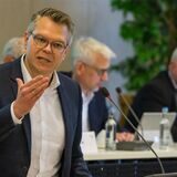 Kreisdirektor und Kämmerer Mike-Sebastian Janke legte die Auswirkungen der Tariferhöhung im öffentlichen Dienst für den Kreis Unna in Euro und Cent vor.