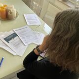 Nicole Paeglow (die nicht erkennbar fotografiert werden möchte) vor dem Haufen Korrespondenz mit ihrem Energieversorger.