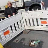 Nach zehn Monaten ist der Tagesbruch bereits vermüllt. Birgit Berz hat sich lange nicht um die Reparatur gekümmert.