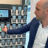 Tobias Schlemper, Vertriebs-Geschäftsführer von Hit, demonstriert bei der Eröffnung des Marktes in Ascheberg das Scan and Go-System.
