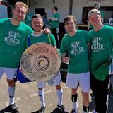 Links: Die Spieler des Holzwickeder SC V, die am vergangenen Sonntag die Meisterschaft in der Kreisliga D2 Unna-Hamm klargemacht haben, Laurenz Externbrink (v.l.), Jan Hoppe, Markus Janowczyk und Felix Harbig. Rechts: Maurice Temme bei den Warsteiner Masters in Unna im Januar.