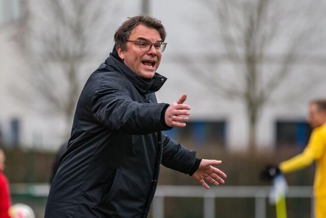 Trainer Benjamin Hartlieb und der Holzwickeder SC treten am Sonntag bei der DJK Hordel an.