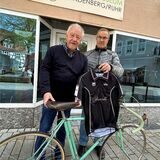 Im Rennradmuseum Fröndenberg gibt es spezielle Ausstellungsstücke zum Giro d‘Italia: Hans-Martin Kissing (r.) präsentiert das schwarze Trikot und Hans Kuhn ein Bianchi-Fahrrad von 1948, das in dieser Ausstattung auch Radsport-Legende Fausto Coppi fuhr.