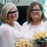 Zwei Frauen stehen im Rathaus in Datteln und halten Blumensträuße in der Hand.