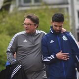 Holzwickedes Chefcoach Benjamin Hartlieb (l.) legt den Arm um seinen Co-Trainer Hamza El Hamdi.