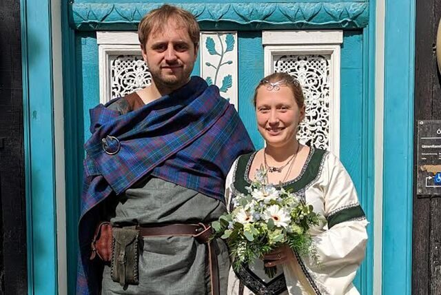 Jörn und Teresa Stromberg stehen in mittelalterlichen Gewändern vor dem Standesamt in Unna.