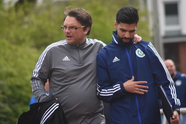 Holzwickedes Chefcoach Benjamin Hartlieb (l.) legt den Arm um seinen Co-Trainer Hamza El Hamdi.