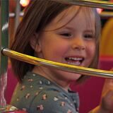 Louna (4) winkt ihren Großeltern am Freitagnachmittag aus dem Kinderkarussell zu.