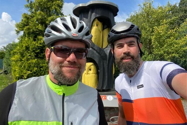 Das „Team Sesamstraße“ an der Fröndenberger Eule: David Dramm (links) fungiert als Krümelmonster, Heinrich Humpert als Grobi. Beide stellen sich auch in den Dienst aller Radler, wollen bei eventuellen Pannen helfen.