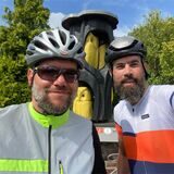 Das „Team Sesamstraße“ an der Fröndenberger Eule: David Dramm (links) fungiert als Krümelmonster, Heinrich Humpert als Grobi. Beide stellen sich auch in den Dienst aller Radler, wollen bei eventuellen Pannen helfen.