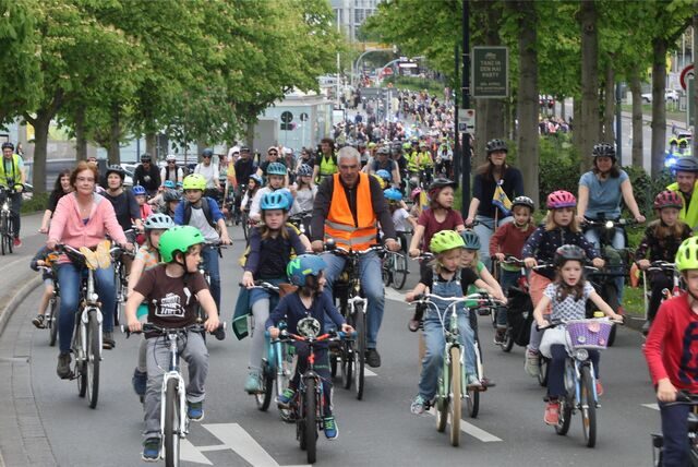 Fahrradfahrer, darunter viele Kinder, fahren über den Dortmunder Wall.