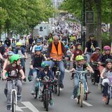 Fahrradfahrer, darunter viele Kinder, fahren über den Dortmunder Wall.