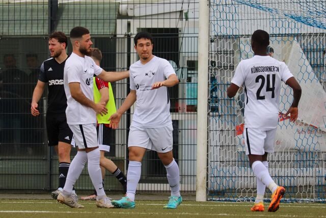 Königsborns Ahmet Acar (v.l.), Christopher Simon und Leo Mayka bejubeln einen der vielen Treffer gegen Berchum/Garenfeld.
