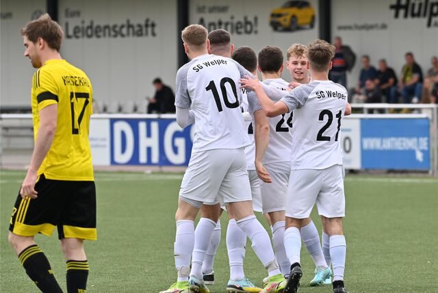 Die Spieler der SG Welper jubeln über den frühen Führungstreffer in Kaiserau, der zum Sieg reichte. Links ist Michael Seifert vom SuS bedient.
