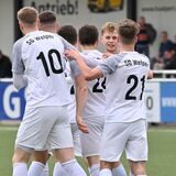 Die Spieler der SG Welper jubeln über den frühen Führungstreffer in Kaiserau, der zum Sieg reichte. Links ist Michael Seifert vom SuS bedient.