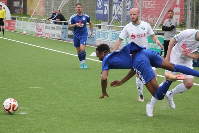 Holzwickedes Dondre Robinson fällt.