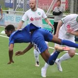 Holzwickedes Dondre Robinson fällt.
