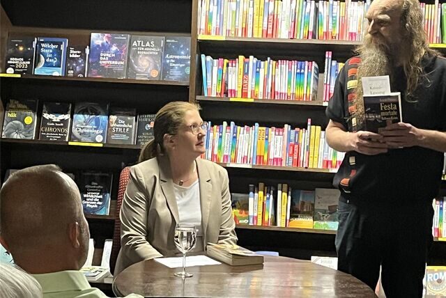Autorin Astrid Plötner und Gastgeber Gordon Friese bei der Lesung von Festa Mortale.