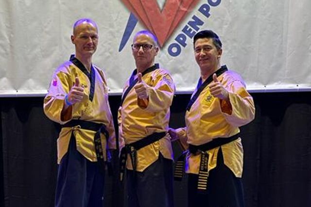 Thomaschewski steht auf dem Siegerpodium bei den Belgien Open Poomsae in Diest.