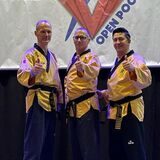 Thomaschewski steht auf dem Siegerpodium bei den Belgien Open Poomsae in Diest.