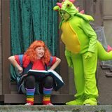 Hexe Lilli (Rika Schulte) und Drache Hektor (Charlotte Bispinghoff) mit dem Zauberbuch, das der böse Magier Hieronymus stehlen will.