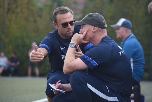 Königsborns Co-Trainer Kevin Jagusch (l.) und Andreas Feiler diskutieren.