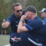 Königsborns Co-Trainer Kevin Jagusch (l.) und Andreas Feiler diskutieren.