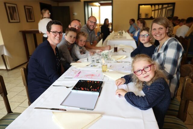 Ein Besuch mit der ganzen Familie zum Abschiedsfrühschoppen: Diese Gäste waren am letzten Tag zu Gast im Jakobsbrunnen, den Familie Heitmann nach Jahrzehnten abgibt.
