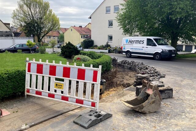 Mehrere Kolonnen von Gelsenwasser sowie des zuständigen Tiefbauunternehmens mussten nach dem Bruch von vier Wasserrohren (hier Auf der Spinnbahn in Bork) dafür sorgen, dass 150 Haushalte wieder mit Wasser versorgt werden.