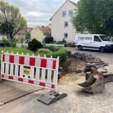 Mehrere Kolonnen von Gelsenwasser sowie des zuständigen Tiefbauunternehmens mussten nach dem Bruch von vier Wasserrohren (hier Auf der Spinnbahn in Bork) dafür sorgen, dass 150 Haushalte wieder mit Wasser versorgt werden.