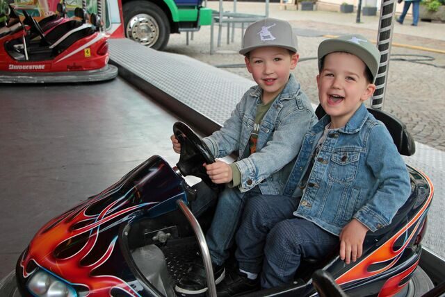 Maxim (5) und Milan (3) freuten sich auf die Fahrt im Mini-Scooter.