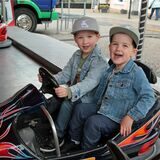 Maxim (5) und Milan (3) freuten sich auf die Fahrt im Mini-Scooter.