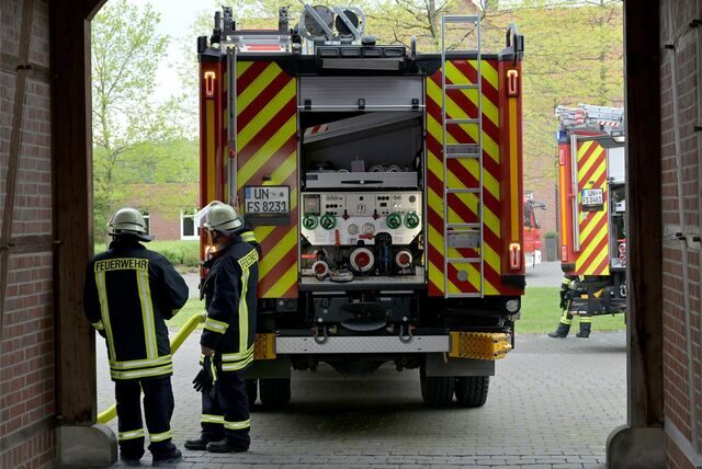 Die Feuerwehr Selm war mit allen Löschzügen vor Ort auf dem Hof an der Werner Straße, um das Feuer zu löschen.
