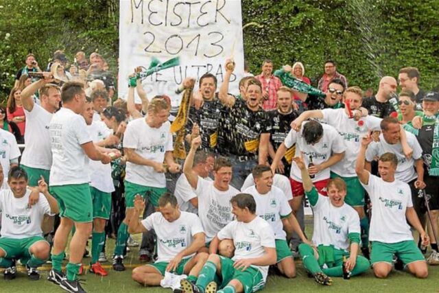 Geschafft: Nach dem 1:0-Erfolg gegen den TuS Niederaden drei Spiele vor Saisonende 2012/13 feierte der SuS Oberaden vorzeitig die Meisterschaft in der Kreisliga A2 und spielte danach in der Bezirksliga.