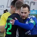 Holzwickedes Spielführer Moritz Müller begrüß den Iserlohner Kapitän.