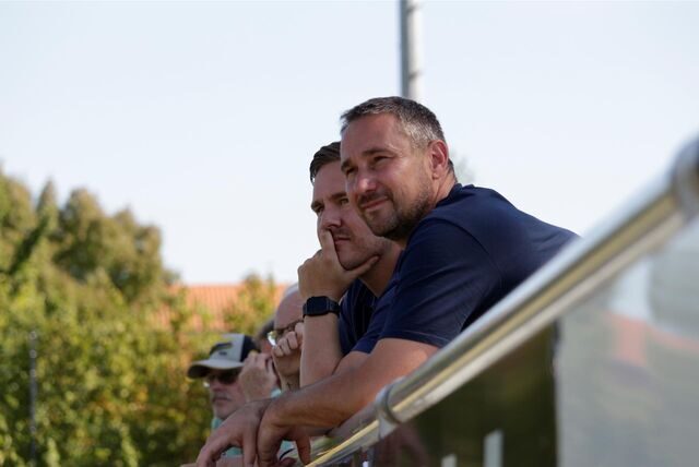Rene Johannes vom KSV steht an der Bande.