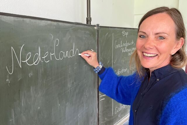 „Der Liebe wegen“ hat Daniela Kooijman Niederländisch gelernt. Ihre Kenntnisse gab sie am Dienstag an Schülerinnen und Schüler in Werne weiter. Sie erklärte zudem den Unterschied zwischen Holland und Niederlande.