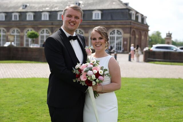 Marie und Björn Koch aus Dortmund haben im Schloss Nordkirchen geheiratet.