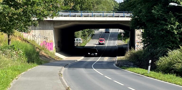 Die Brücke am Langen Kamp ist wieder frei. In der Unwetternacht waren dort Autos in den Wassermassen untergegangen.