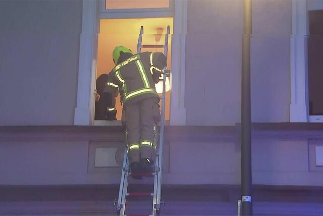 Die Feuerwehr hat bei einem Kellerbrand in Dortmund mehrere Menschen aus dem Haus gerettet.