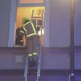 Die Feuerwehr hat bei einem Kellerbrand in Dortmund mehrere Menschen aus dem Haus gerettet.