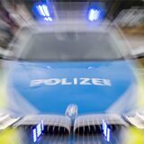 Ein Polizeifahrzeug mit Bewegungsunschärfe