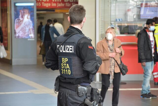 Bundespolizisten haben es im Hauptbahnhof mit einem Mann zu tun bekommen, der die Hosen runtergelassen hatte (Symbolbild).